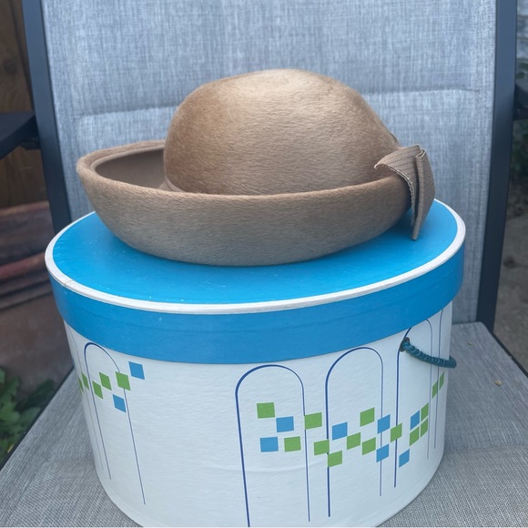 Vintage 1960s Ladies Tan Fur Felt Hat with Back Bow and Hat Box - Picture 3 of 17